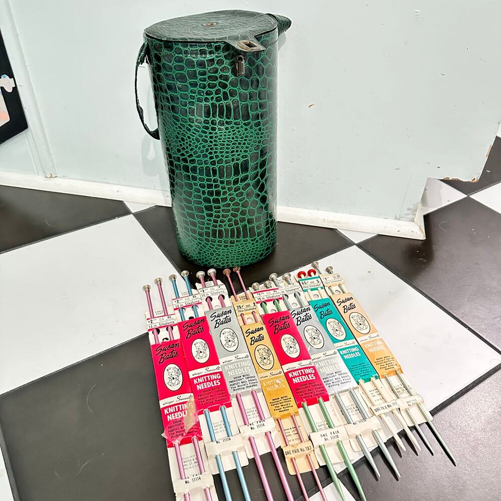x8 Vintage Susan Bates NWT Knitting Needles - Different Gauges & Holder - Picture 2 of 14